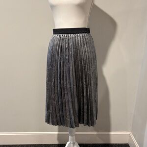 Chic Black and Gray Pleated Midi Skirt